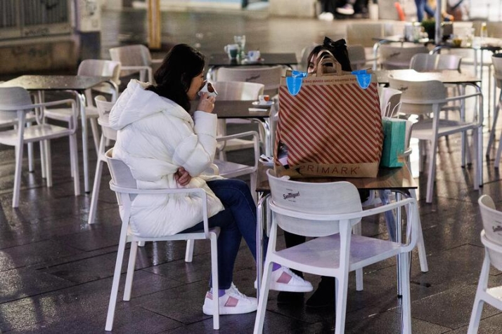 En la imagen, dos mujeres tomando un café en un terraza. Foto: EP